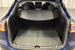 sininen Tesla Model Y 2024 kuva 30.