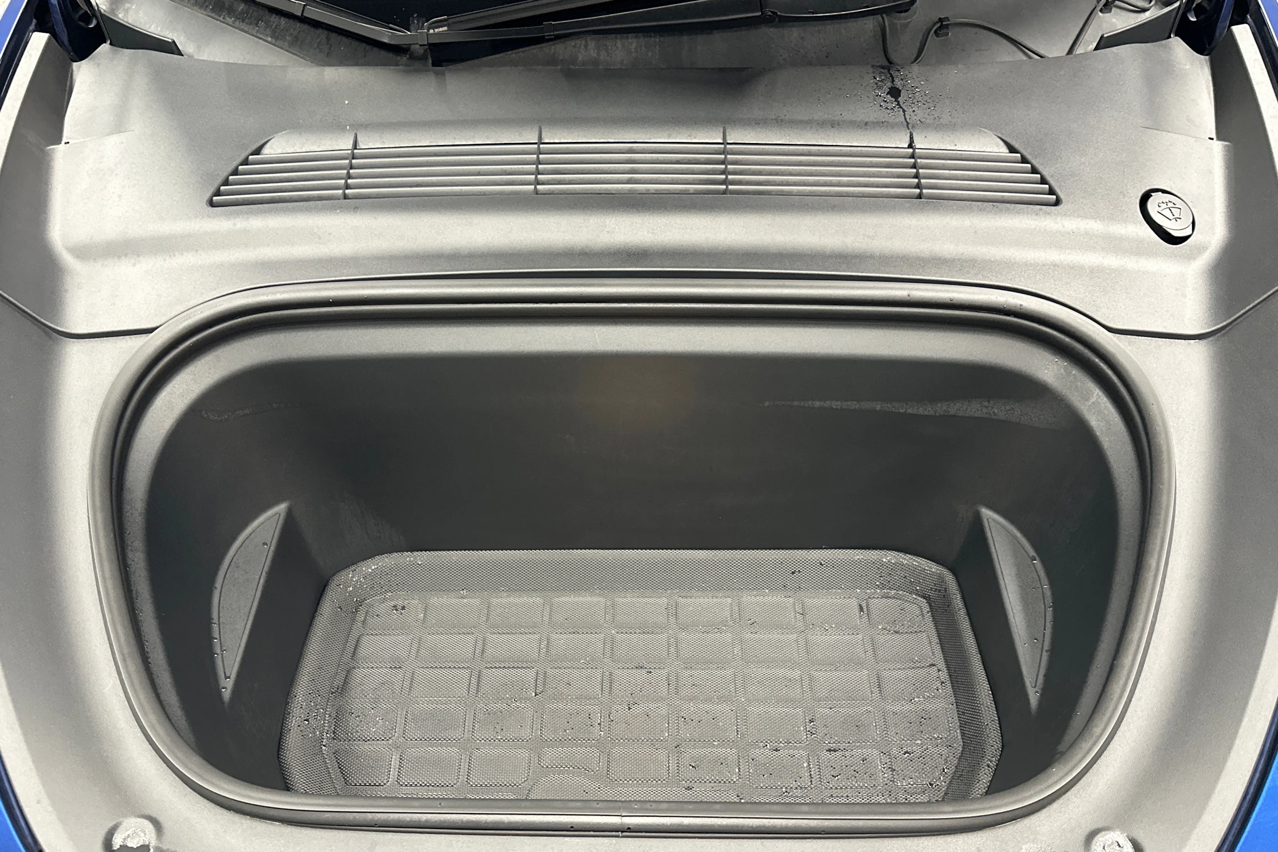 sininen Tesla Model Y 2024 kuva 33.