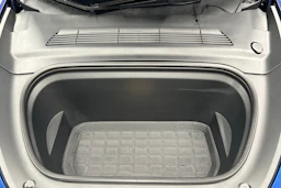 sininen Tesla Model Y 2024 kuva 33.