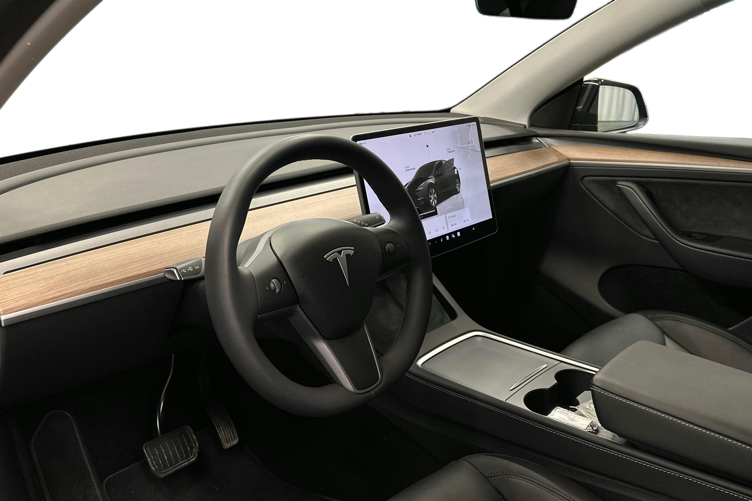 musta Tesla Model Y 2024 kuva 7.