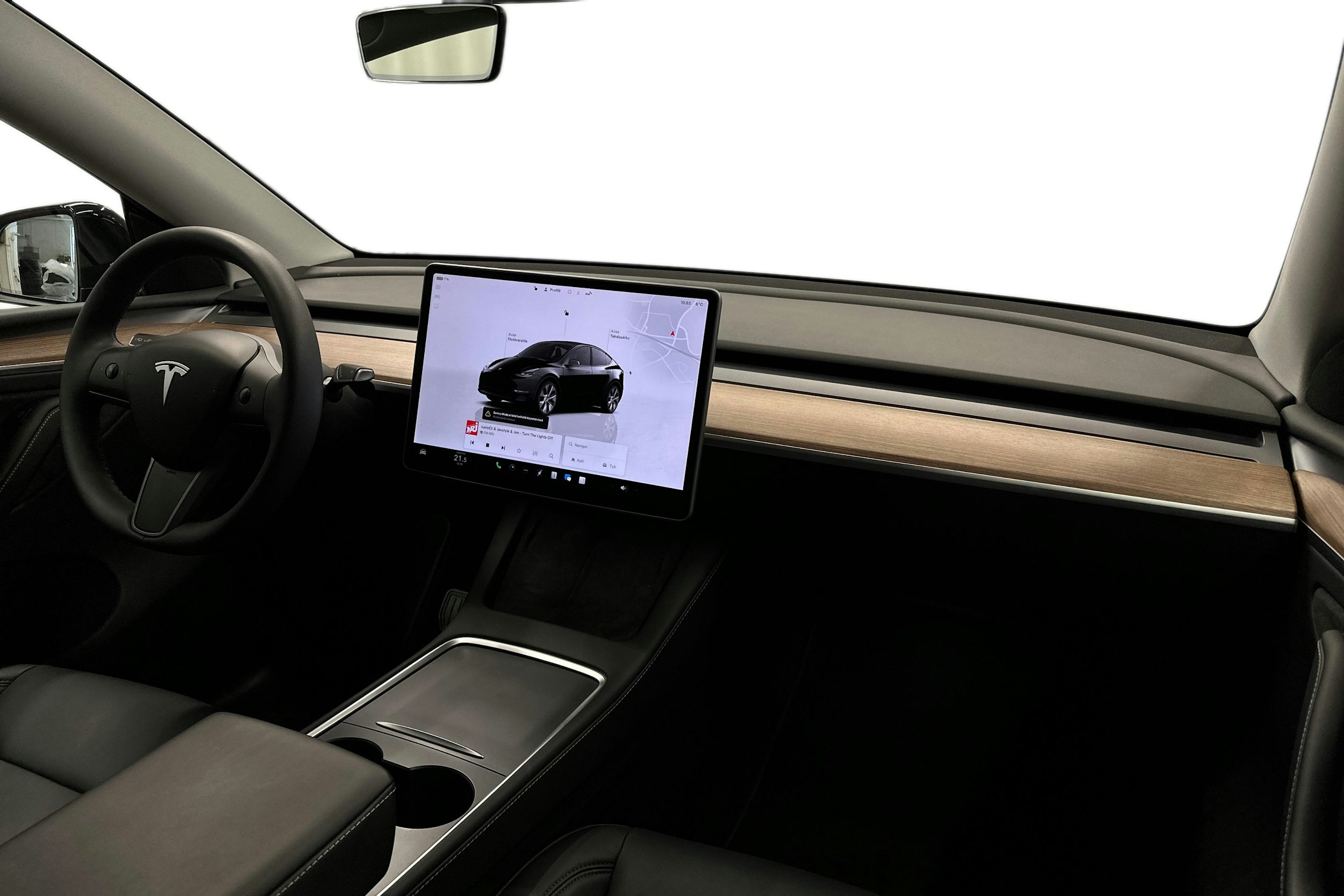 musta Tesla Model Y 2024 kuva 9.