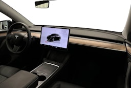 musta Tesla Model Y 2024 kuva 9.