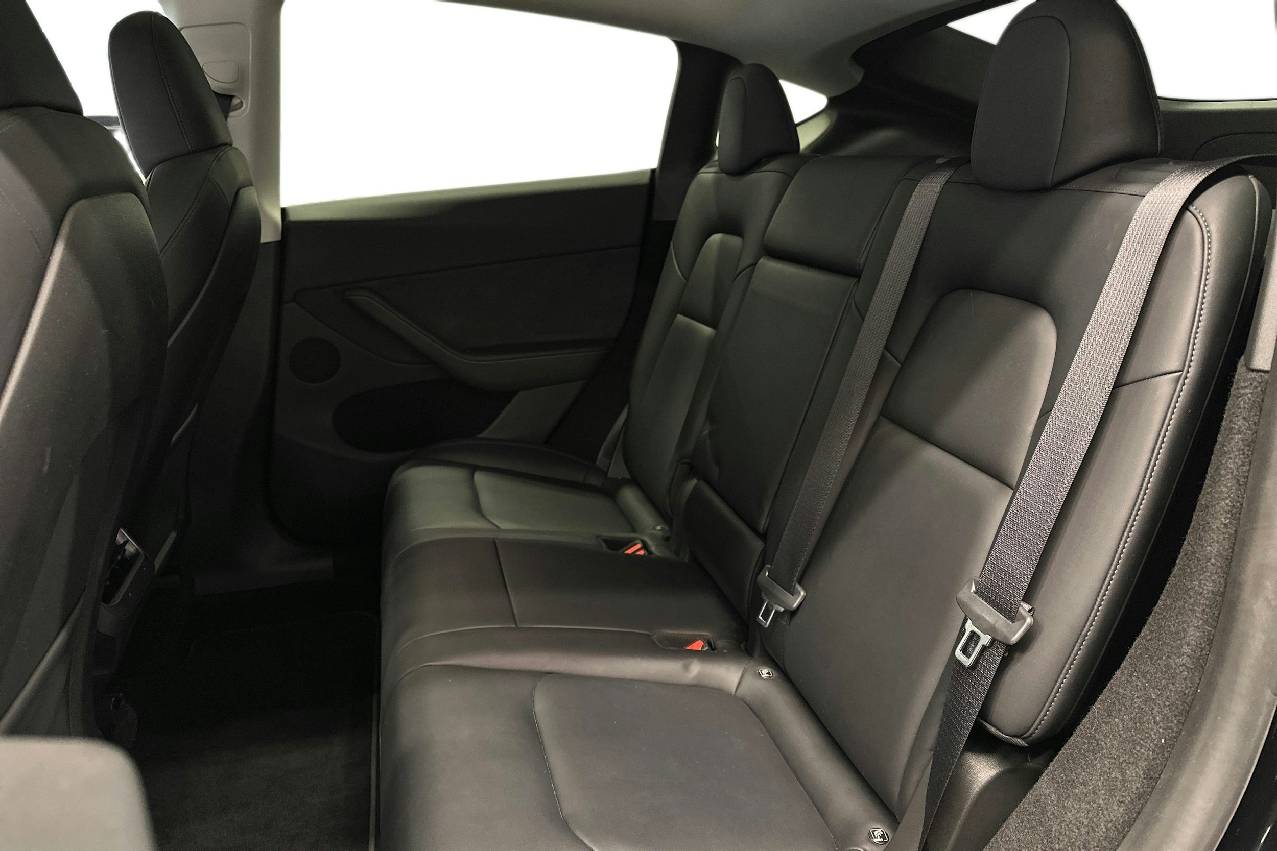 musta Tesla Model Y 2024 kuva 10.