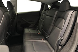 musta Tesla Model Y 2024 kuva 10.