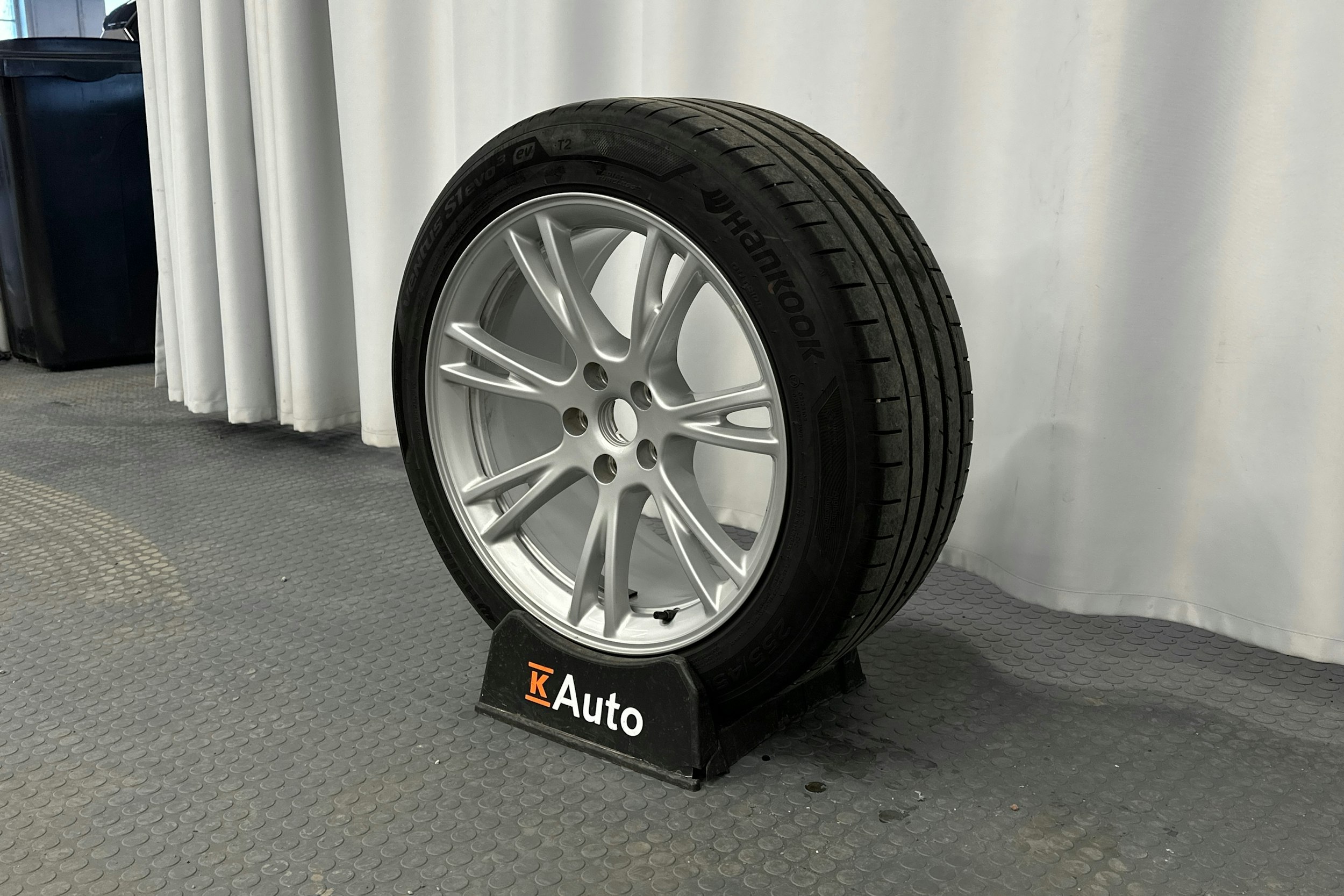 musta Tesla Model Y 2024 kuva 13.