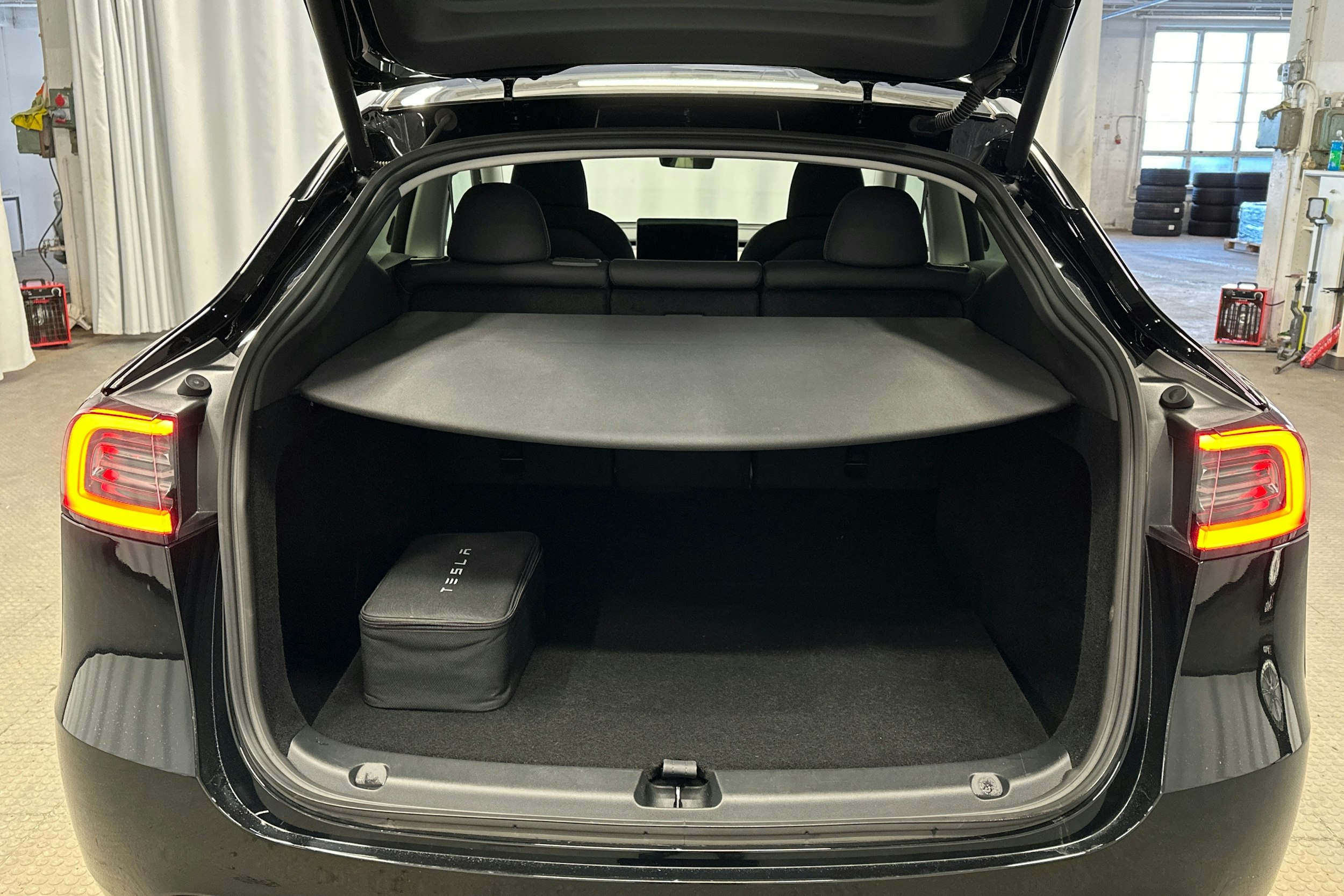 musta Tesla Model Y 2024 kuva 14.