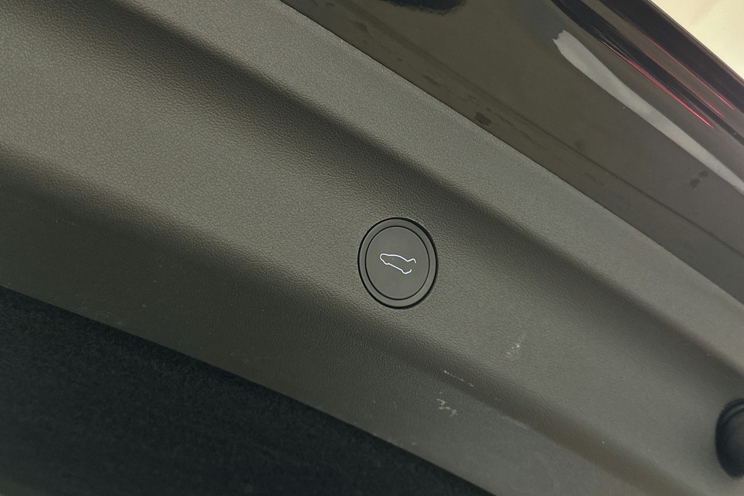 musta Tesla Model Y 2024 kuva 15.