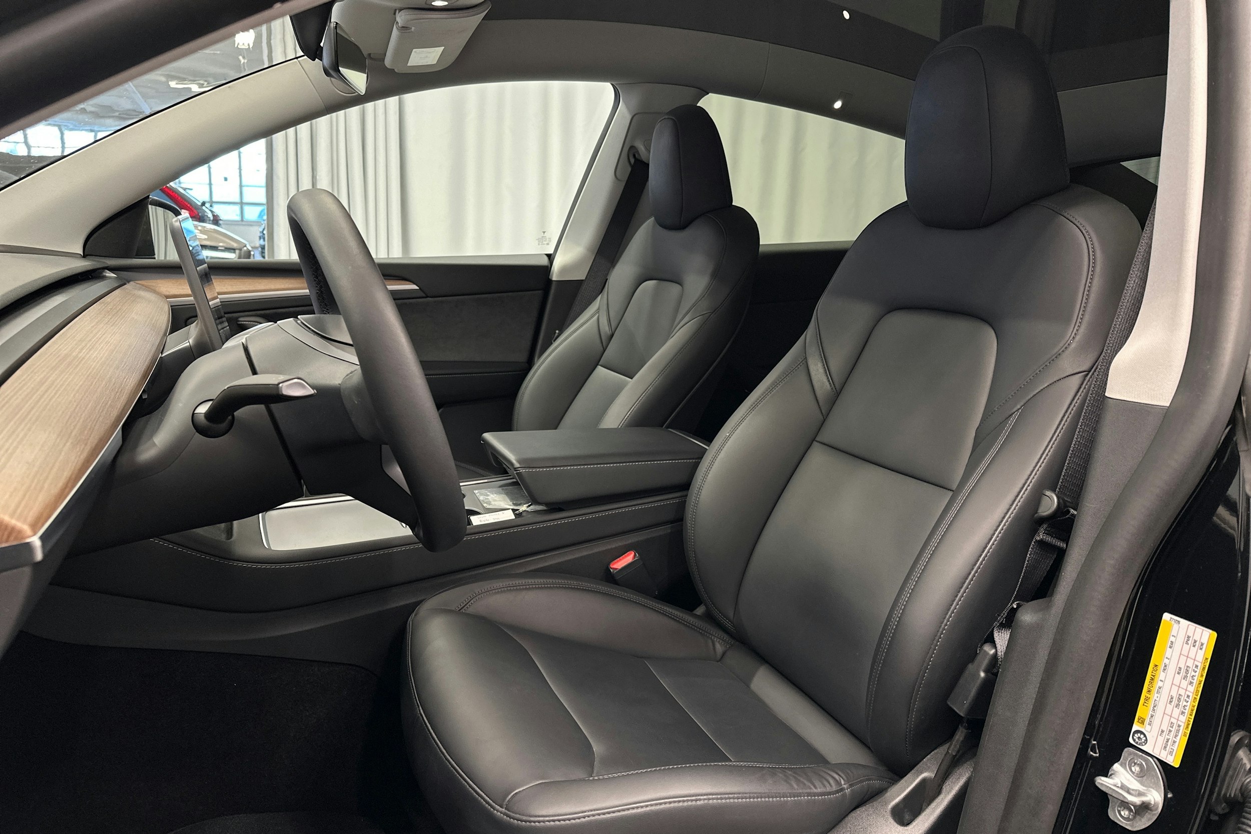 musta Tesla Model Y 2024 kuva 17.