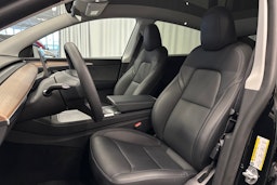 musta Tesla Model Y 2024 kuva 17.