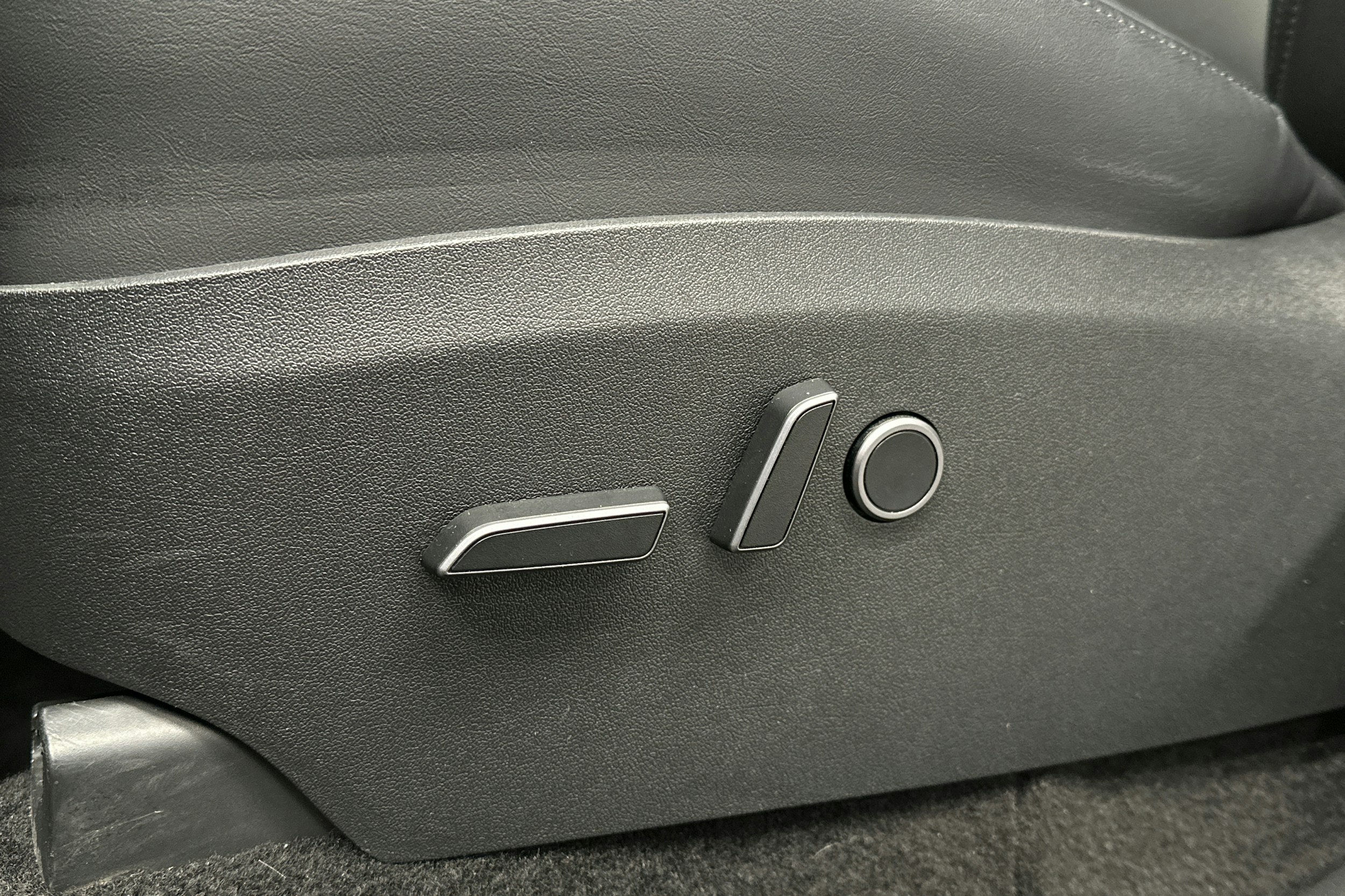 musta Tesla Model Y 2024 kuva 18.