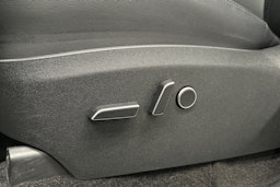 musta Tesla Model Y 2024 kuva 18.