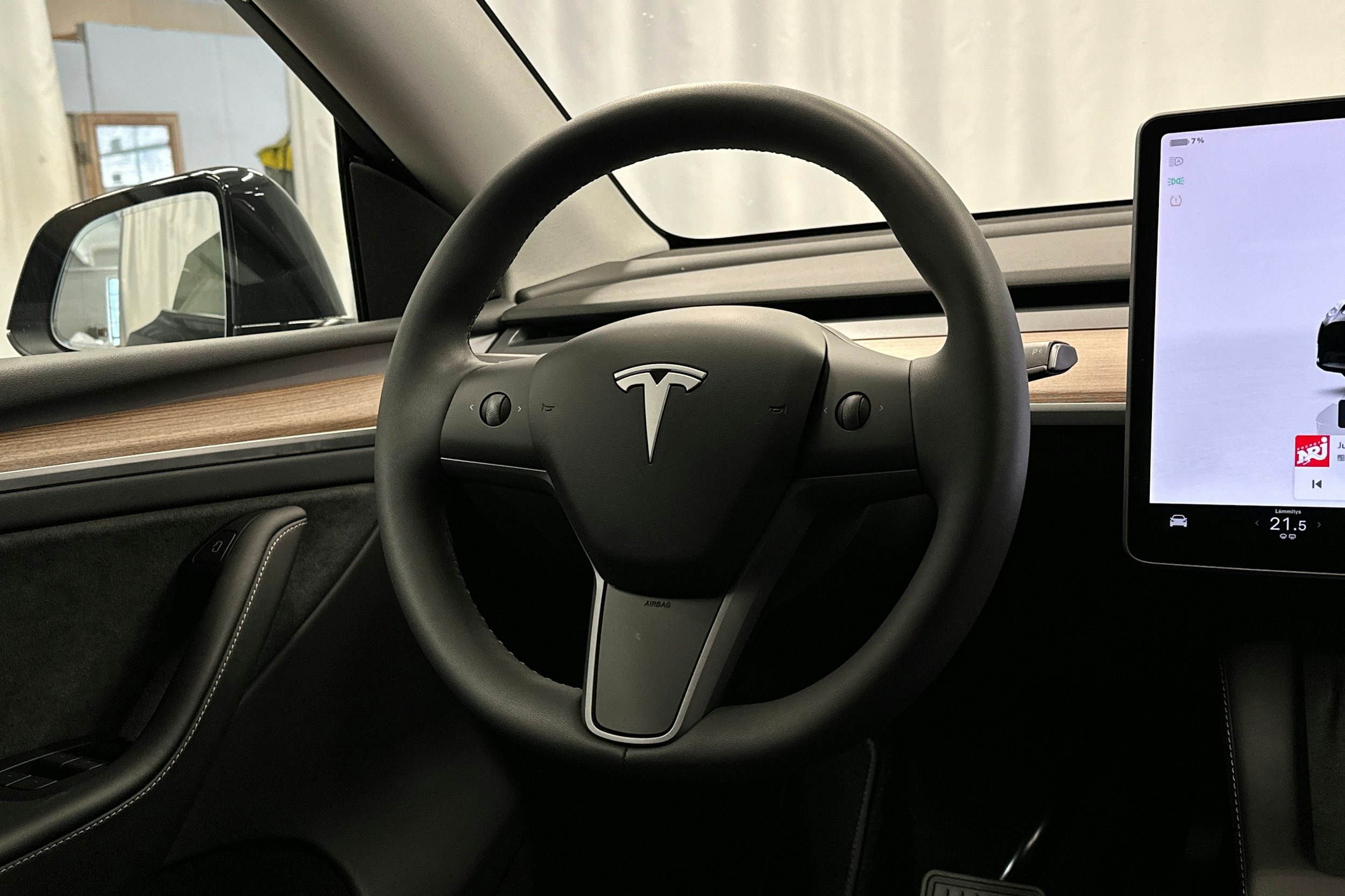 musta Tesla Model Y 2024 kuva 19.