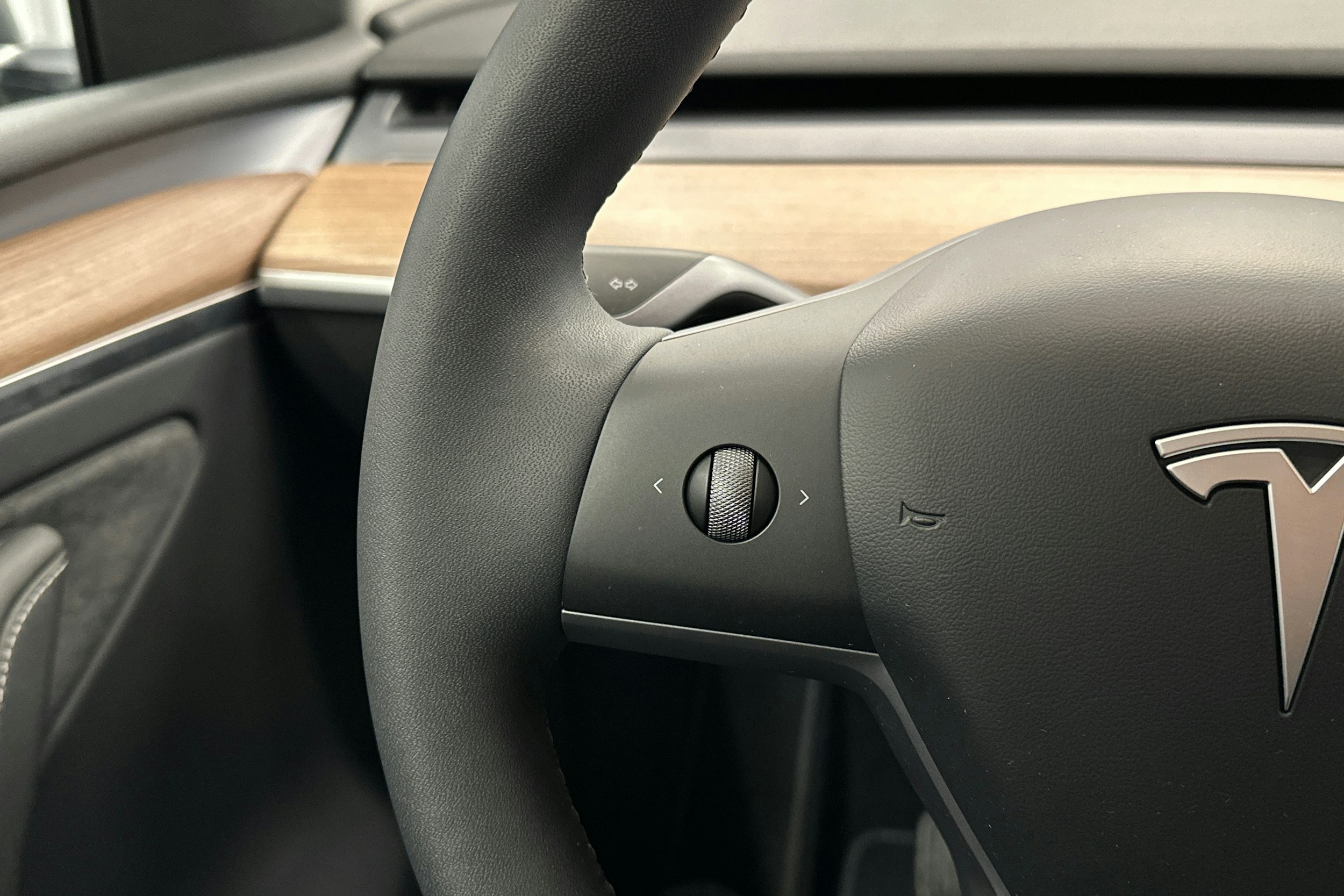 musta Tesla Model Y 2024 kuva 20.