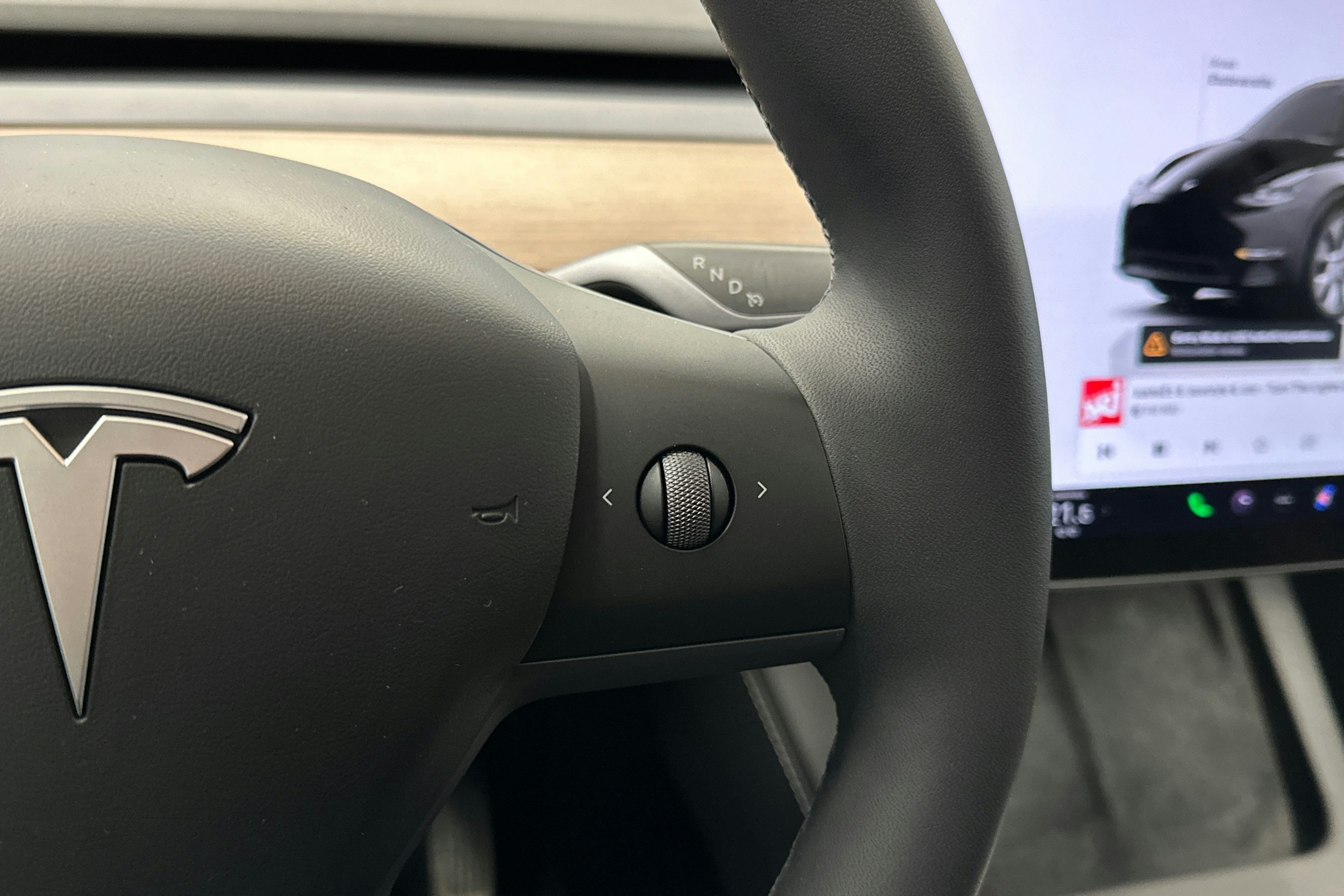 musta Tesla Model Y 2024 kuva 21.