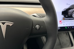 musta Tesla Model Y 2024 kuva 21.