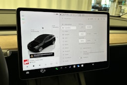 musta Tesla Model Y 2024 kuva 23.