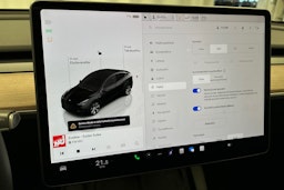 musta Tesla Model Y 2024 kuva 28.