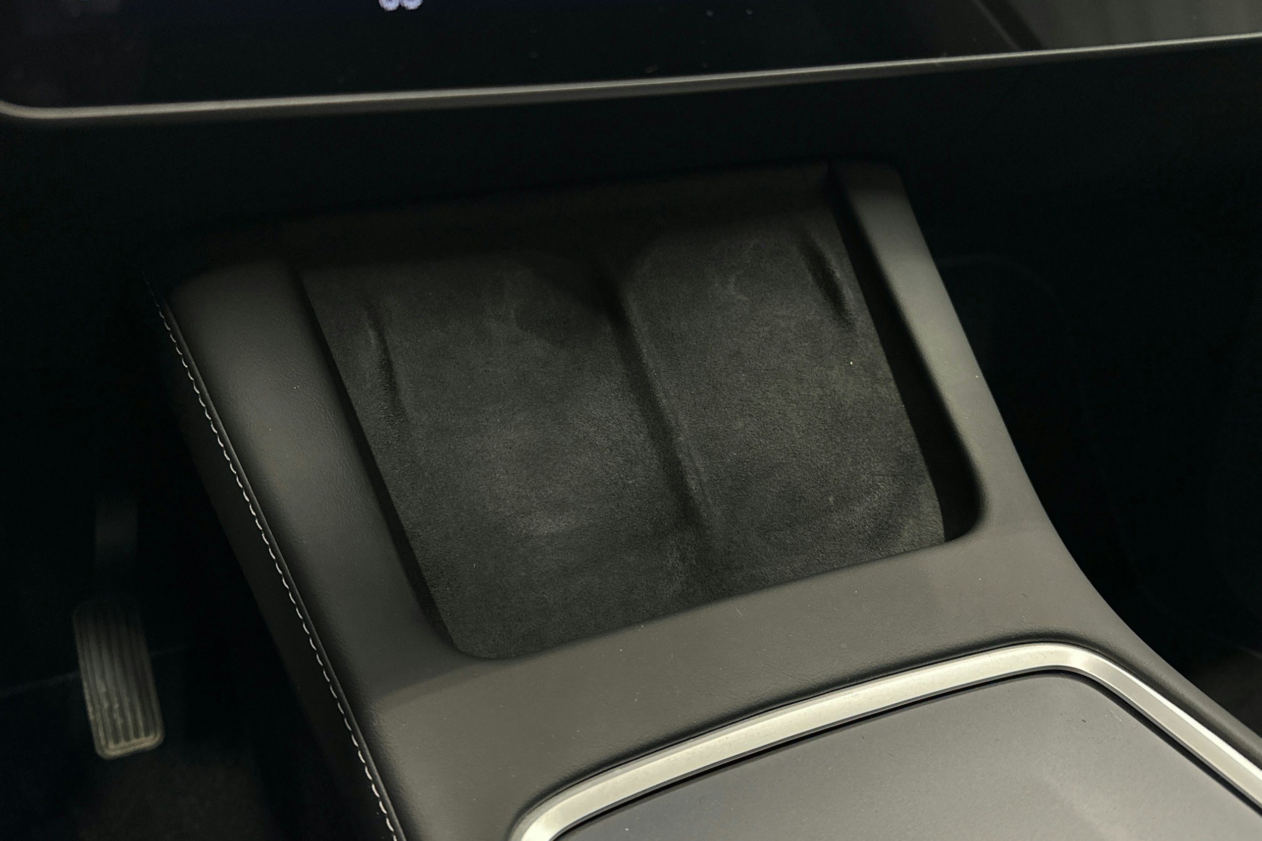 musta Tesla Model Y 2024 kuva 33.