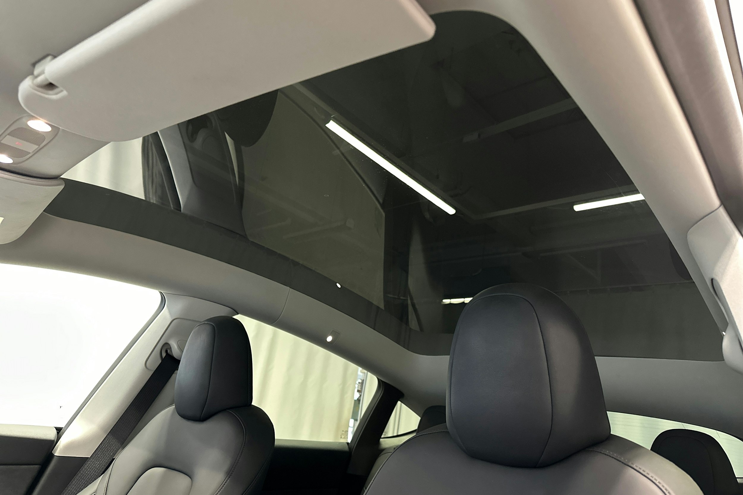 musta Tesla Model Y 2024 kuva 34.