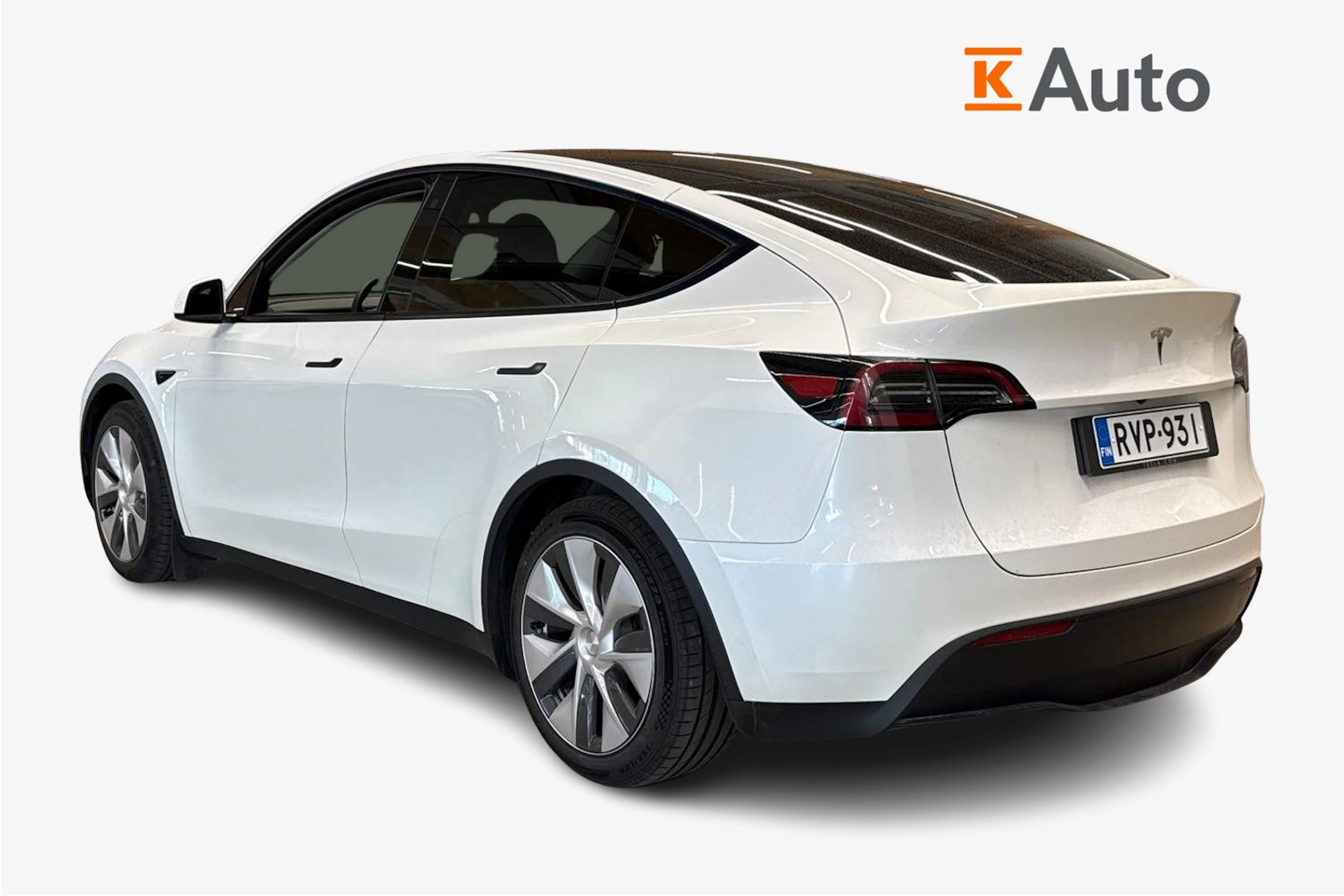 valkoinen Tesla Model Y 2024 kuva 2.