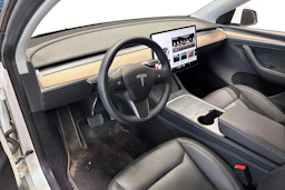 valkoinen Tesla Model Y 2024 kuva 3.