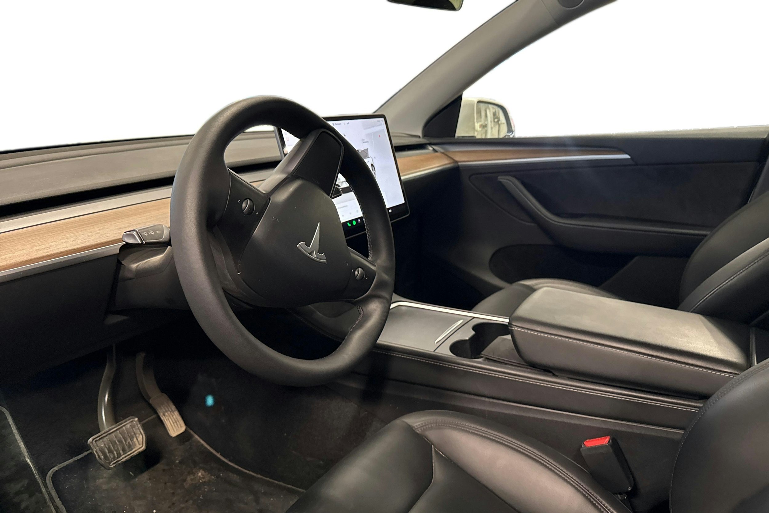 valkoinen Tesla Model Y 2024 kuva 3.