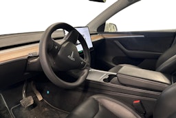 valkoinen Tesla Model Y 2024 kuva 3.