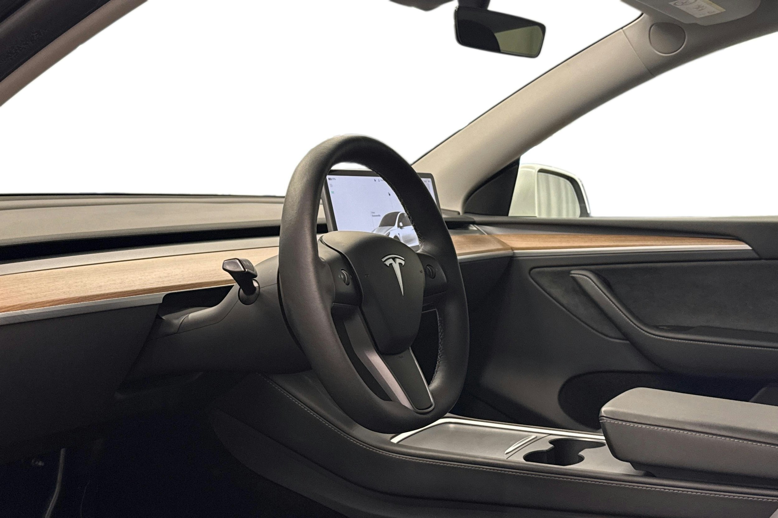 valkoinen Tesla Model Y 2024 kuva 7.