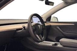 valkoinen Tesla Model Y 2024 kuva 7.