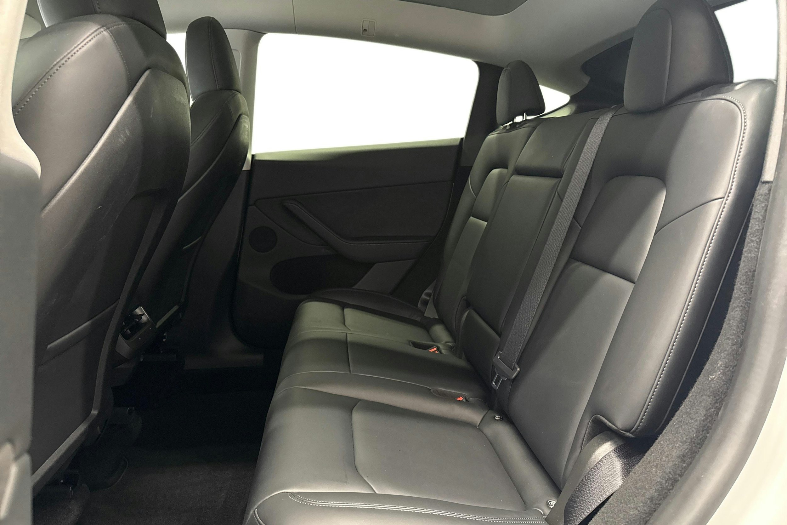 valkoinen Tesla Model Y 2024 kuva 10.