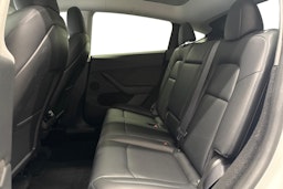 valkoinen Tesla Model Y 2024 kuva 10.