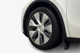 valkoinen Tesla Model Y 2024 kuva 11.