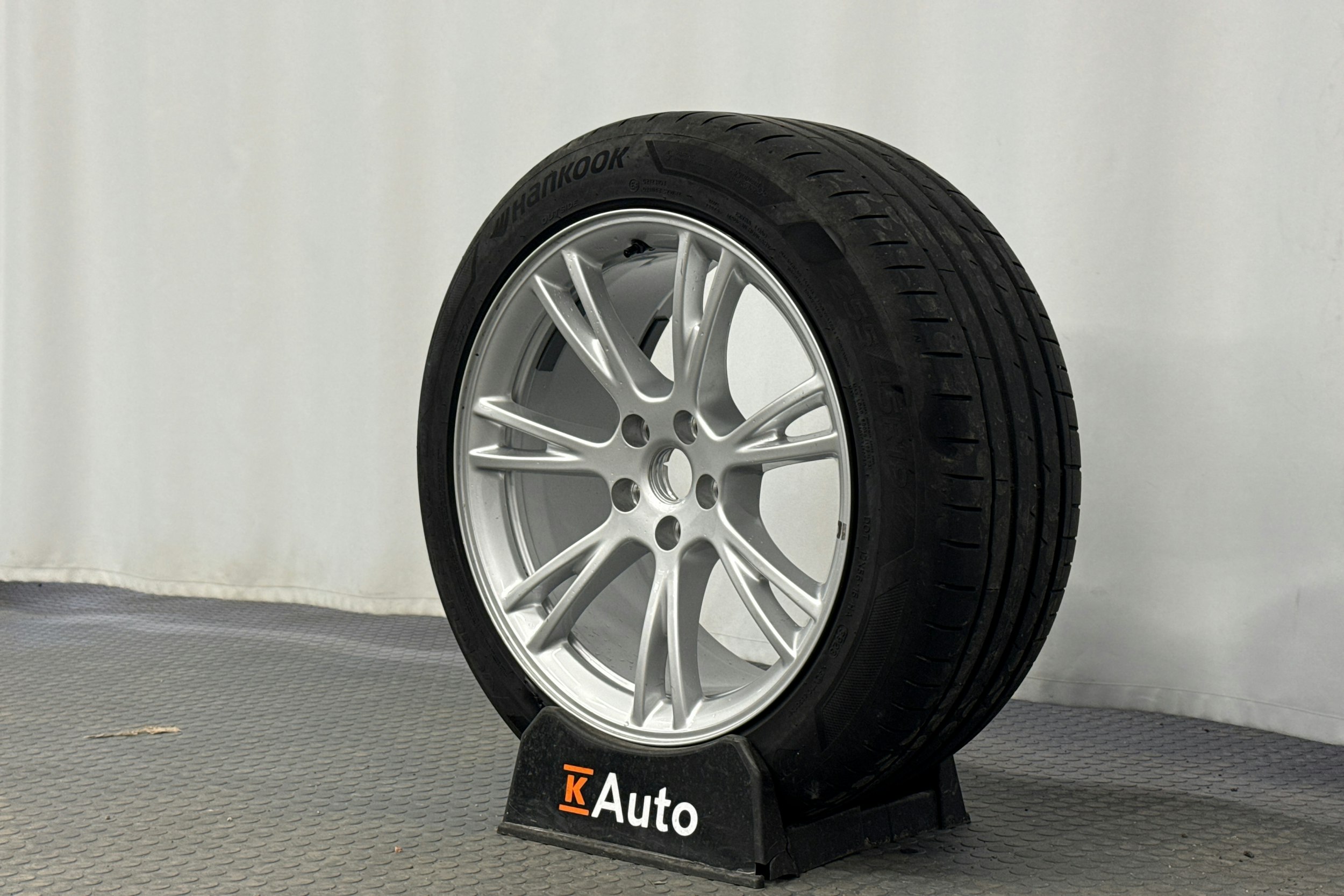 valkoinen Tesla Model Y 2024 kuva 13.