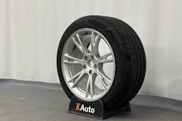 valkoinen Tesla Model Y 2024 kuva 13.