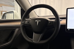 valkoinen Tesla Model Y 2024 kuva 14.