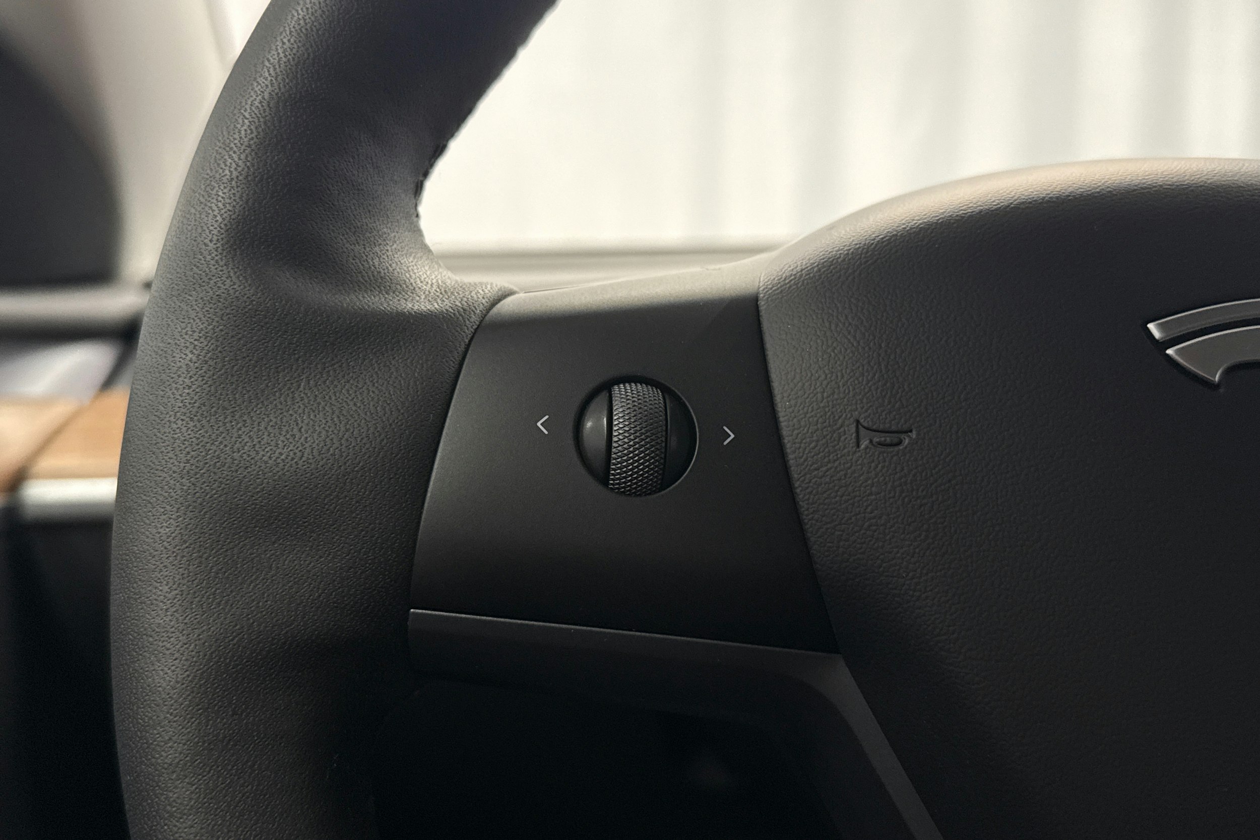 valkoinen Tesla Model Y 2024 kuva 15.