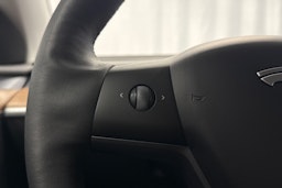 valkoinen Tesla Model Y 2024 kuva 15.