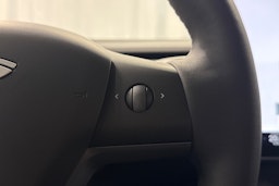 valkoinen Tesla Model Y 2024 kuva 16.