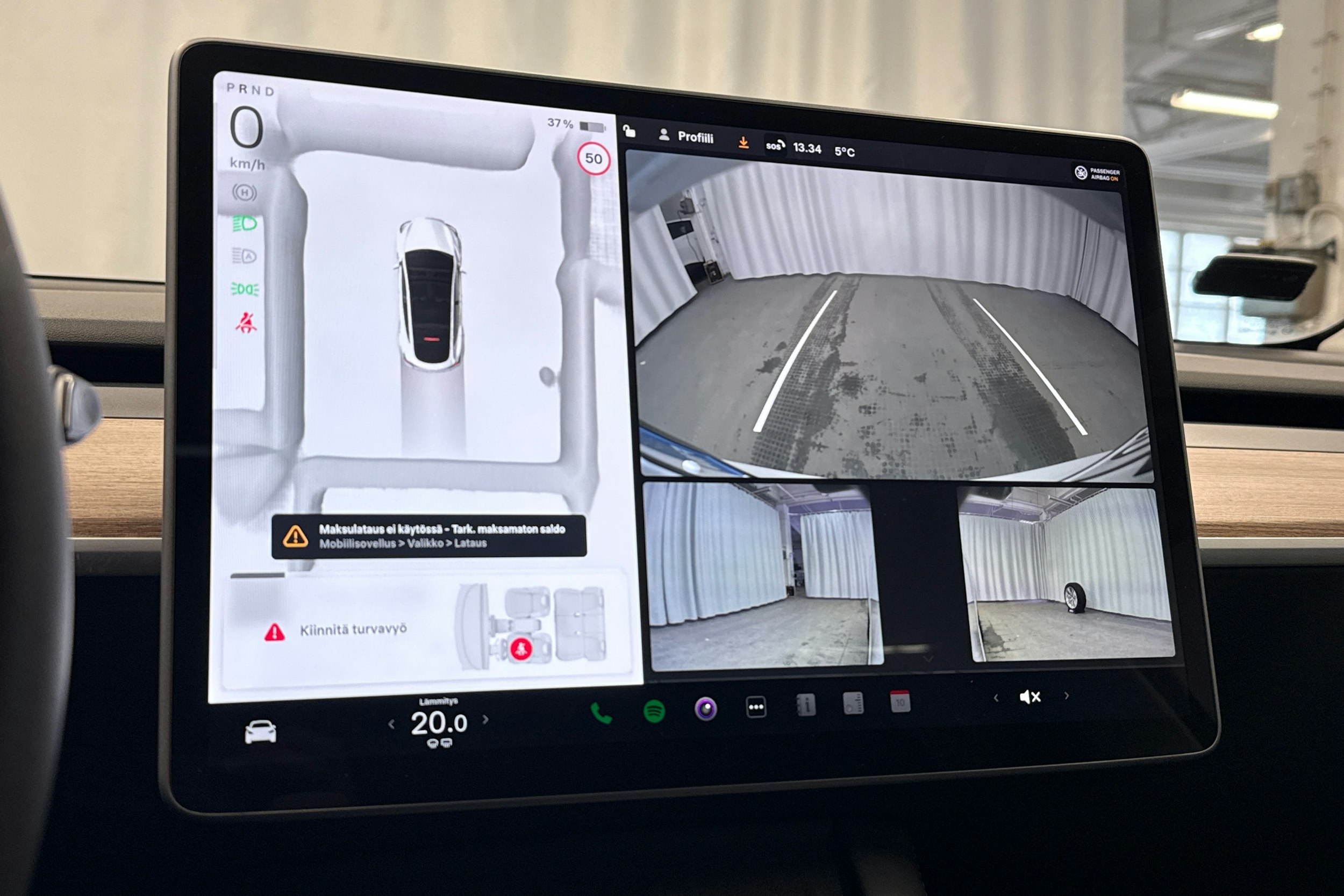 valkoinen Tesla Model Y 2024 kuva 17.