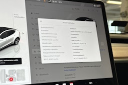 valkoinen Tesla Model Y 2024 kuva 18.