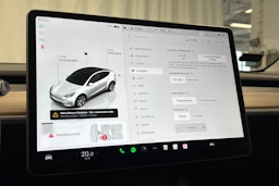 valkoinen Tesla Model Y 2024 kuva 19.
