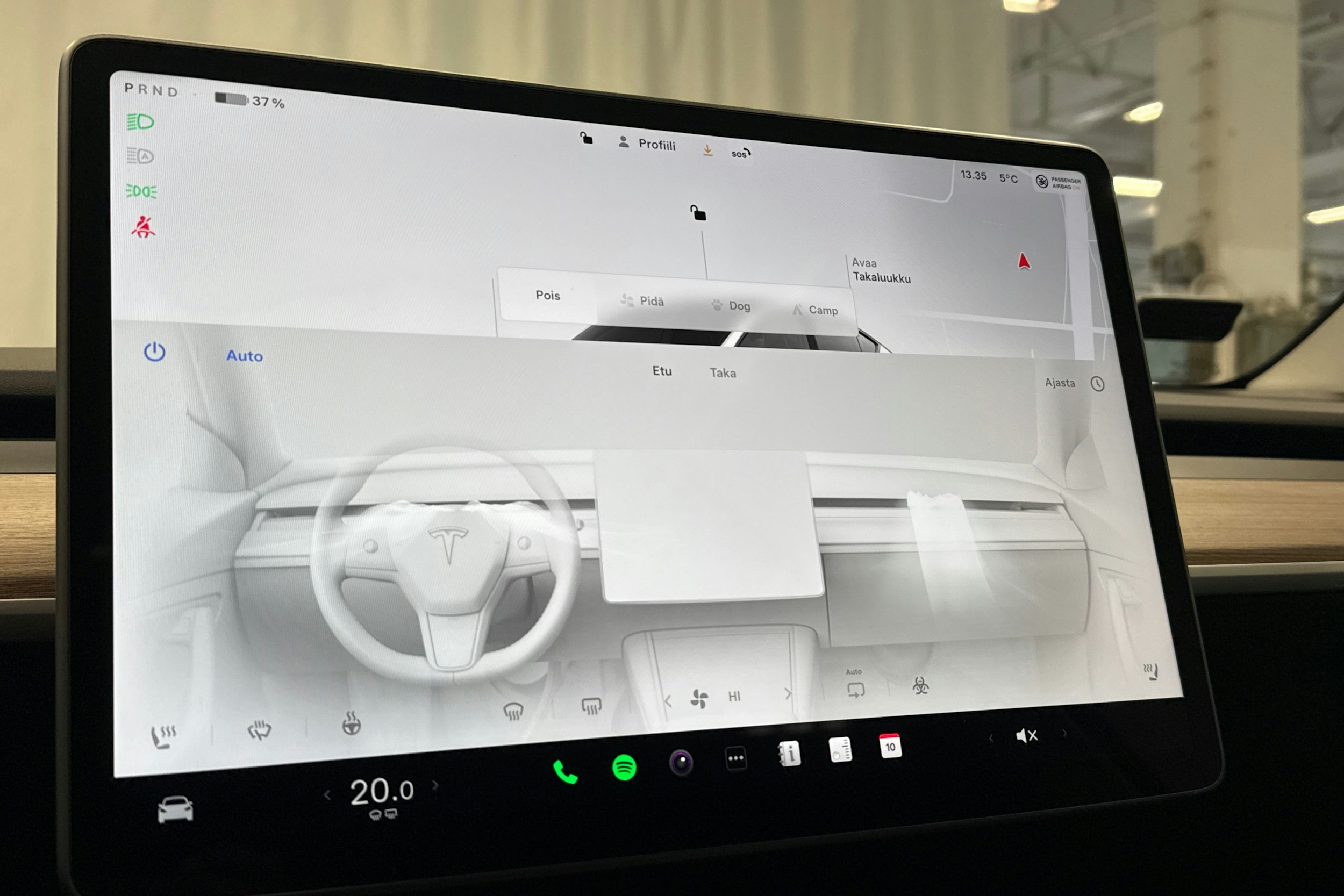 valkoinen Tesla Model Y 2024 kuva 21.