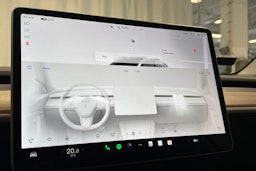 valkoinen Tesla Model Y 2024 kuva 21.