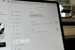 valkoinen Tesla Model Y 2024 kuva 22.