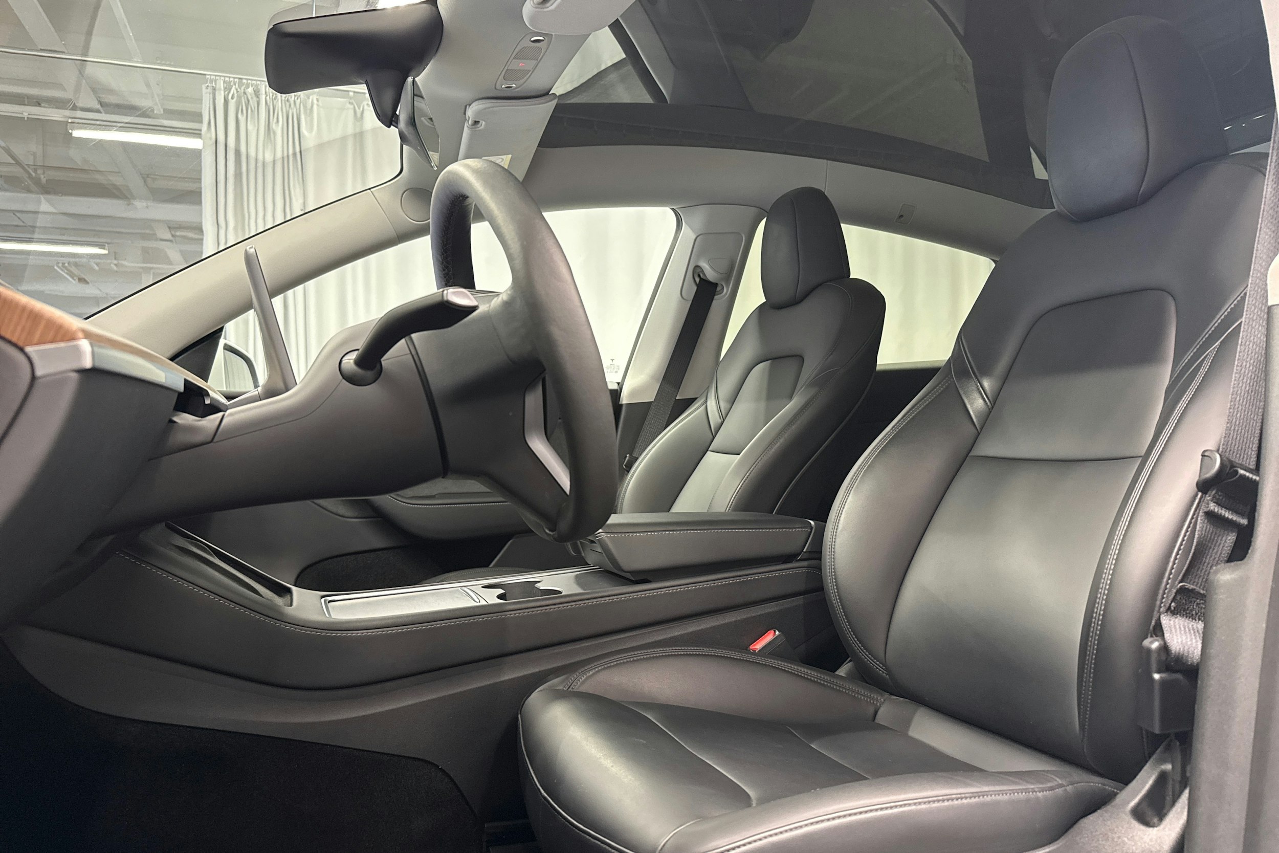 valkoinen Tesla Model Y 2024 kuva 23.