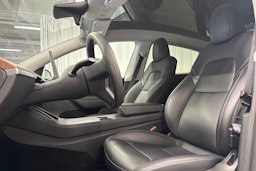 valkoinen Tesla Model Y 2024 kuva 23.