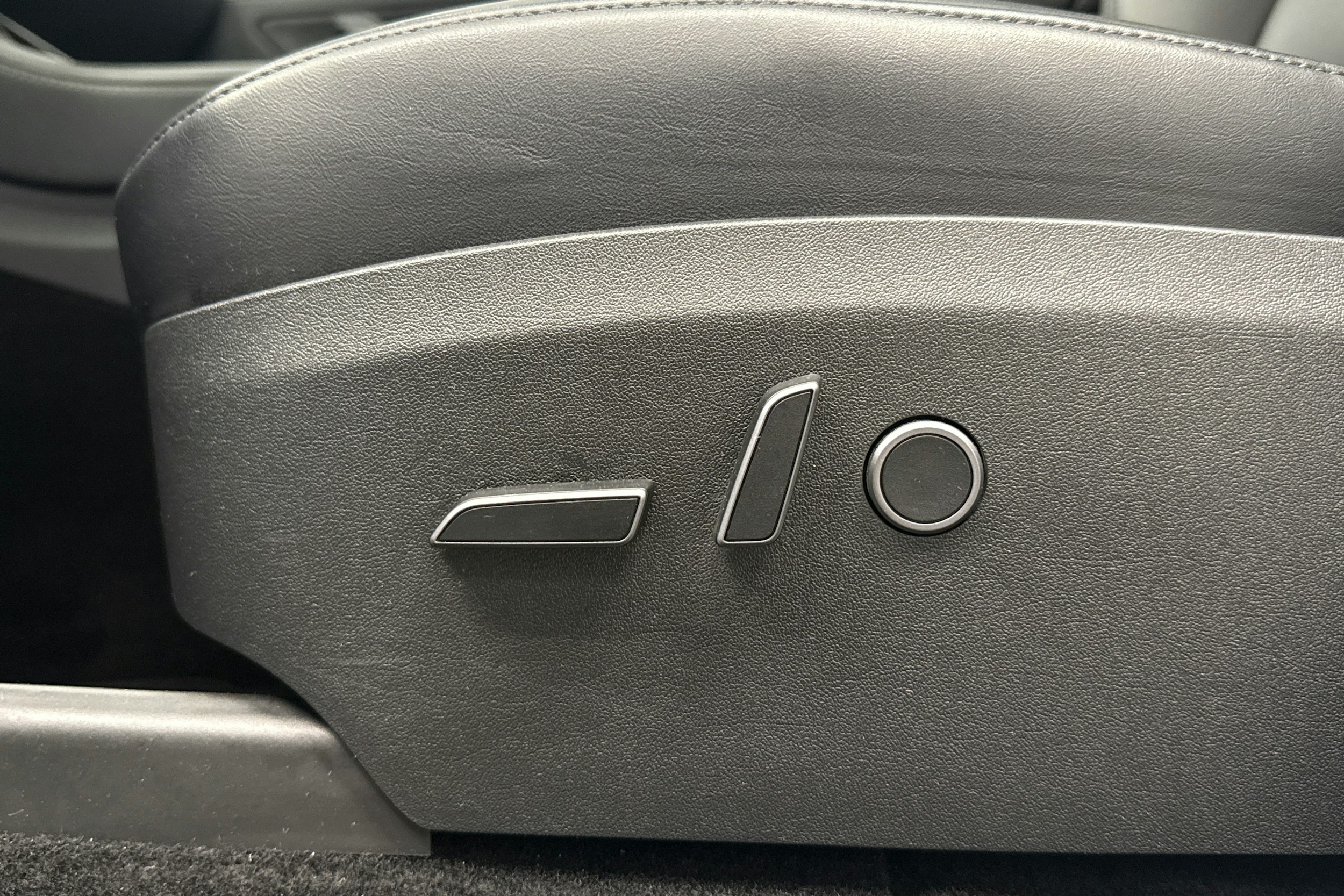 valkoinen Tesla Model Y 2024 kuva 24.