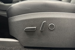 valkoinen Tesla Model Y 2024 kuva 24.