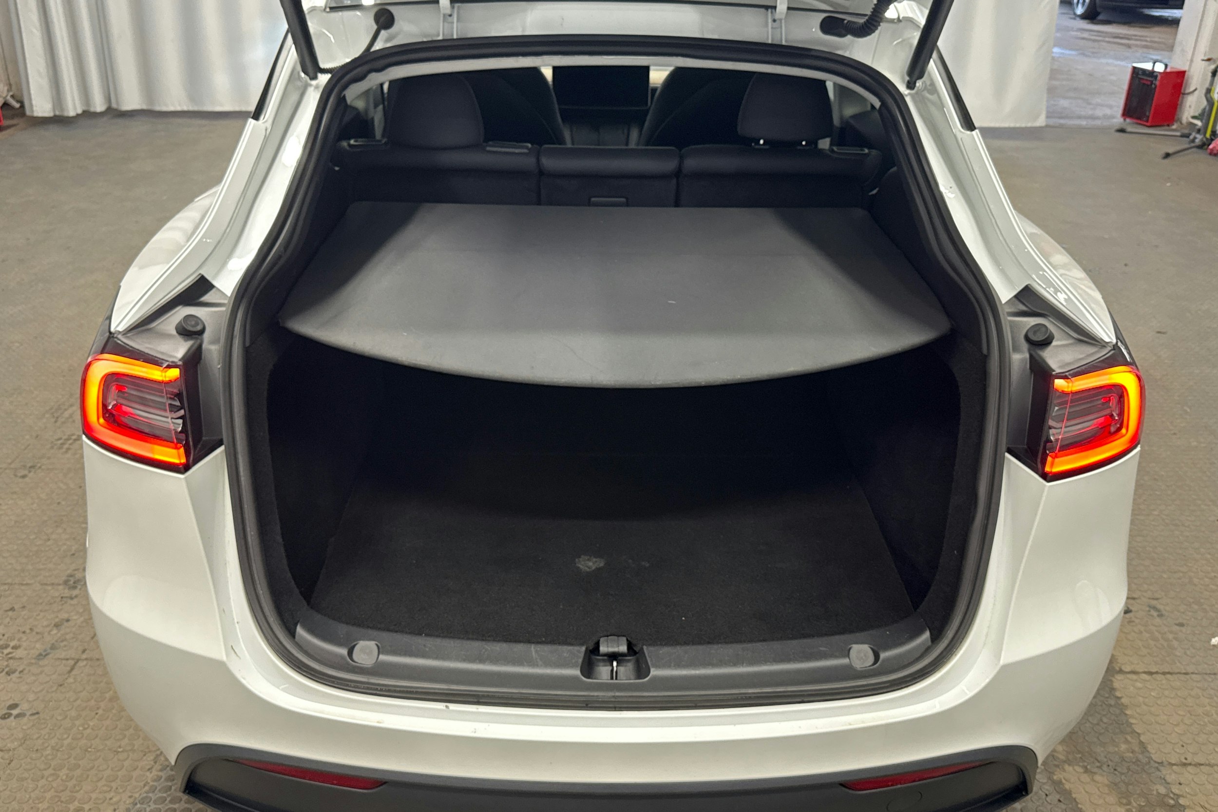 valkoinen Tesla Model Y 2024 kuva 25.