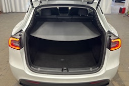 valkoinen Tesla Model Y 2024 kuva 25.